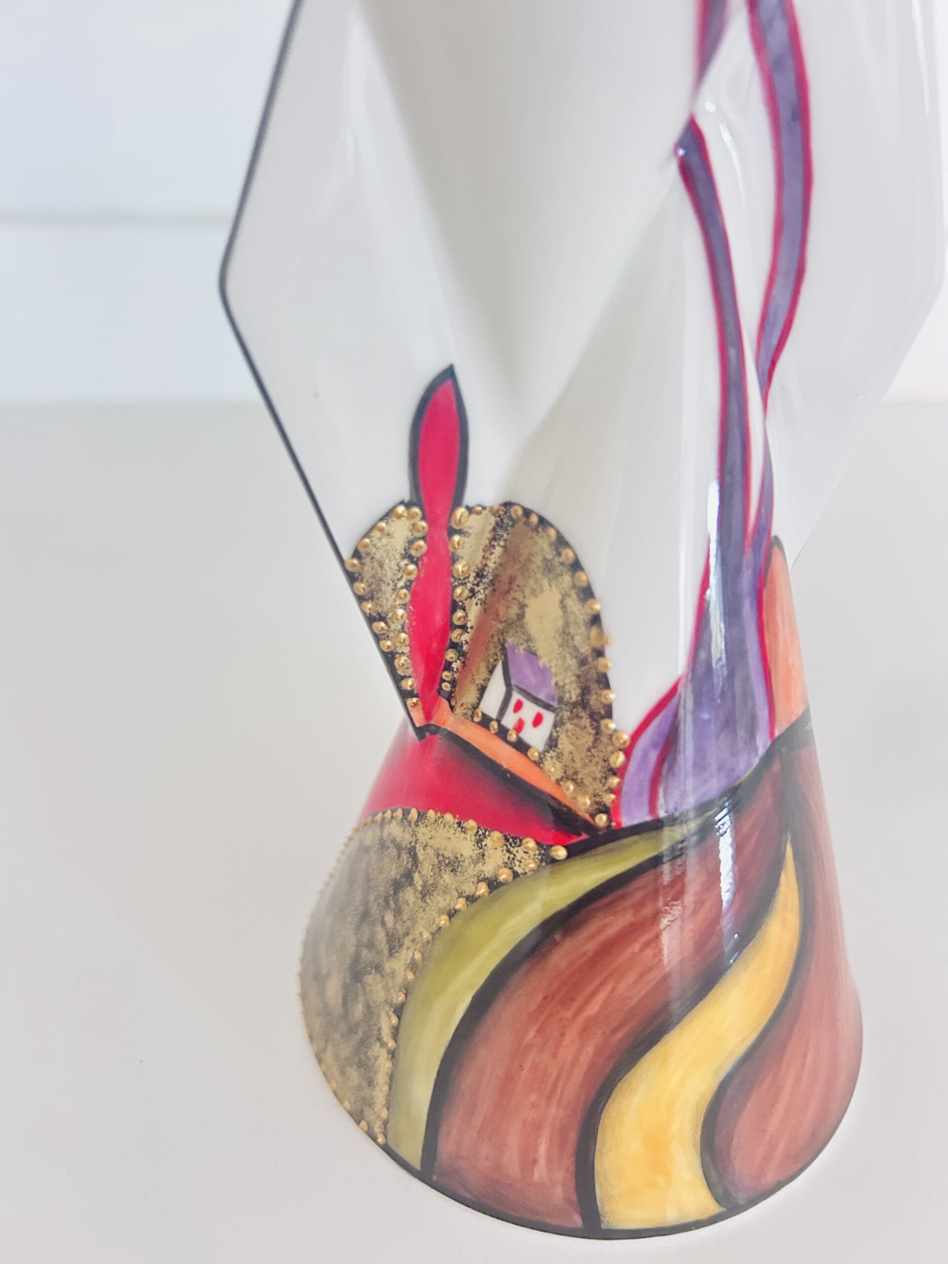 House on the hill one of a kind yo-yo vase - Image 3